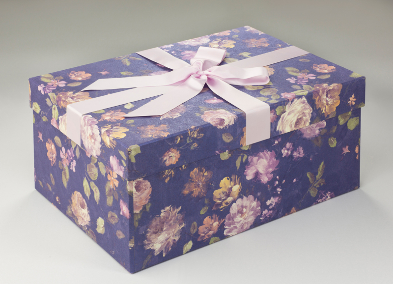 Die Brautkleidbox Blue Flora passt wunderbar zu jedem Hochzeitskleid.